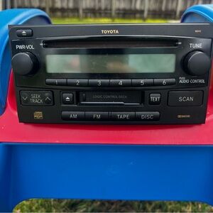 2004-2007 Toyota Highlander AM FM CD Player Radio Receiver 86120-52241 Untested